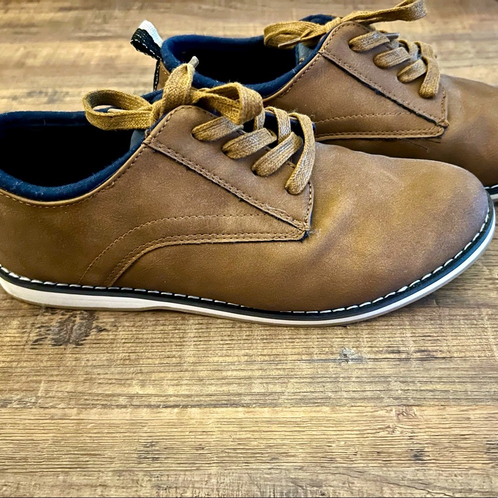 Like new tie dress shoes. Size 6